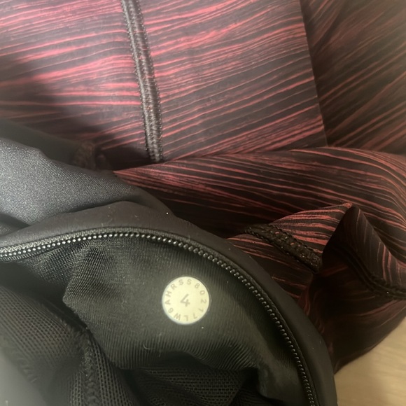 ❤️‍🔥Lululemon Run The Day Crop (23”) *Nulux
Low Tide Blush Berry Black / Black - Picture 11 of 11